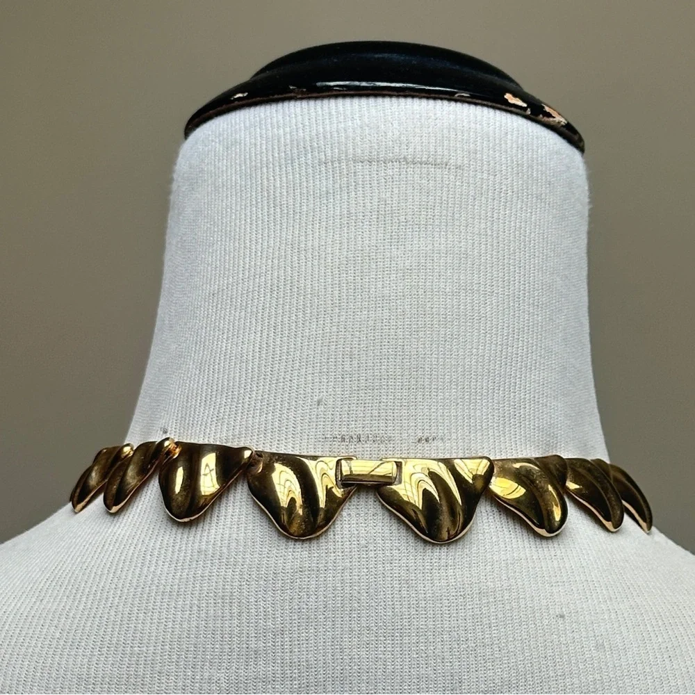 Vintage Sarah Coventry Gold Tone Sculpted Collar Necklace - Picture 5 of 8